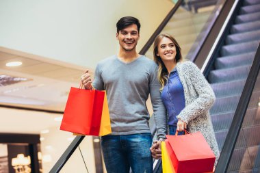Mutlu genç çift alışveriş ve çanta alışveriş merkezi holding