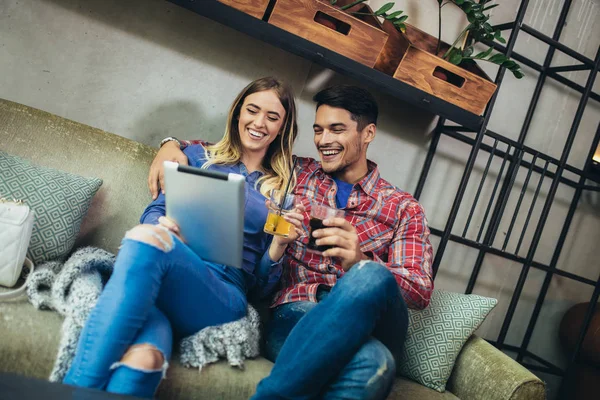 Портрет щасливої молодої пари, використовуючи цифровий планшет разом — стокове фото