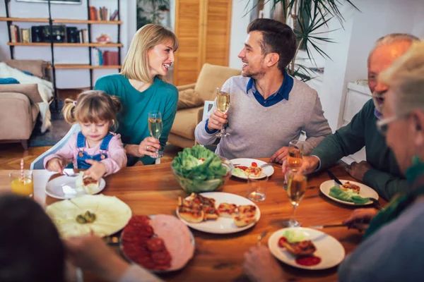 Çoklu nesil aile evde yemek masası etrafında keyfi — Stok fotoğraf