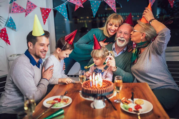 Rodzina razem obchodzi urodziny dziadka — Zdjęcie stockowe