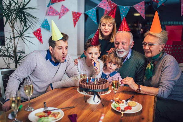 할아버지의 생일을 함께 축 하 하는 가족 — 스톡 사진