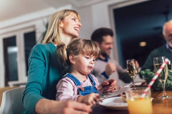 Çoklu nesil aile evde yemek masası etrafında keyfi — Stok fotoğraf