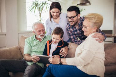 Birlikte vakit üç nesil aile portresi 