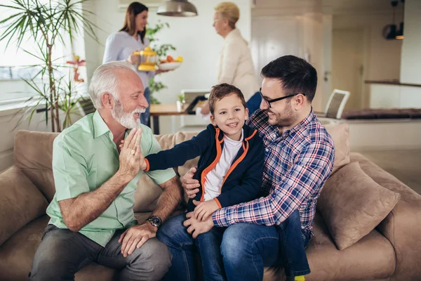 Retrato de una familia de tres generaciones pasando tiempo juntos en —  Fotos de Stock