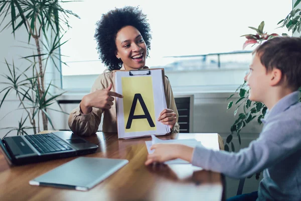 Skott av en logoped under en session med en liten pojke — Stockfoto