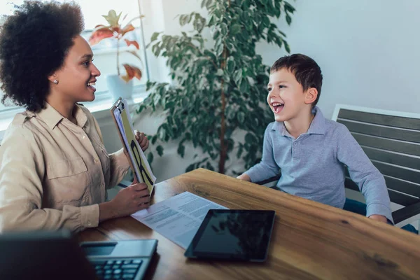 Shot van een logopedist tijdens een sessie met een kleine jongen — Stockfoto