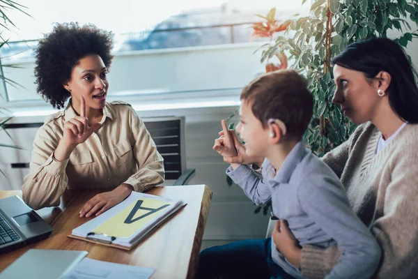 Lächelnder gehörloser Junge, der Gebärdensprache lernt. Selektiver Fokus. — Stockfoto