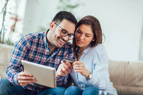 Unga par shopping på internet med surfplatta — Stockfoto