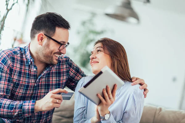 Pareja joven de compras en Internet con la tableta — Foto de Stock