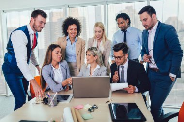  Grup genç iş adamları yaratıcı beraber çalışmamız