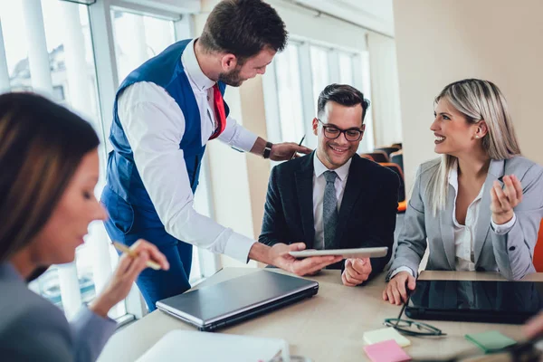 Unternehmer und Geschäftsleute Konferenz im Konferenzraum. se — Stockfoto