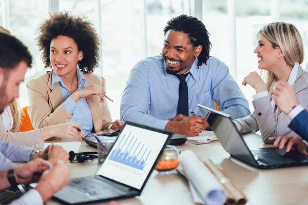 Grupo de jóvenes empresarios que trabajan juntos de forma creativa — Foto de Stock