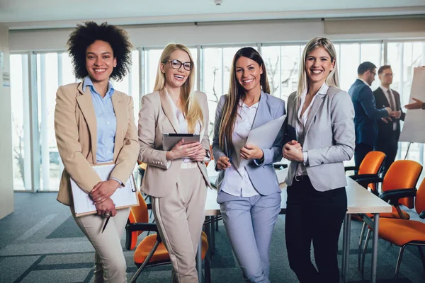 Équipe d'affaires de femmes avec tablette PC au bureau. Sélectionner — Photo