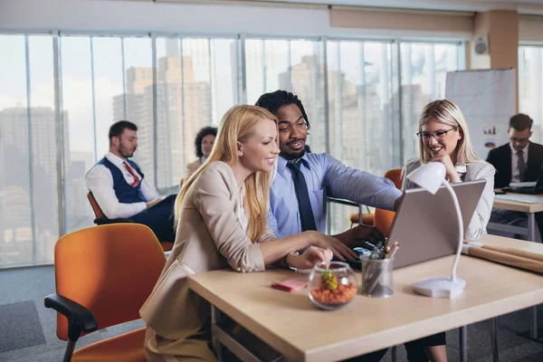 Grupo de jóvenes empresarios que trabajan juntos de forma creativa — Foto de Stock