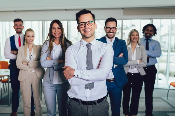 Grupp av personalen på happy business människor och företag i moderna offic — Stockfoto