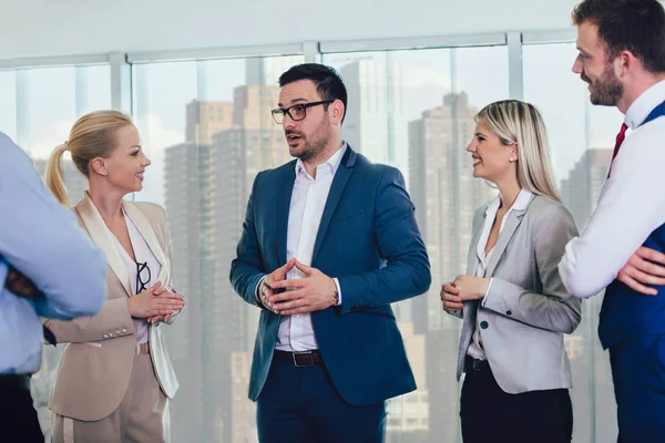 Equipo de negocios teniendo una reunión de pie en la oficina. Selectivo —  Fotos de Stock