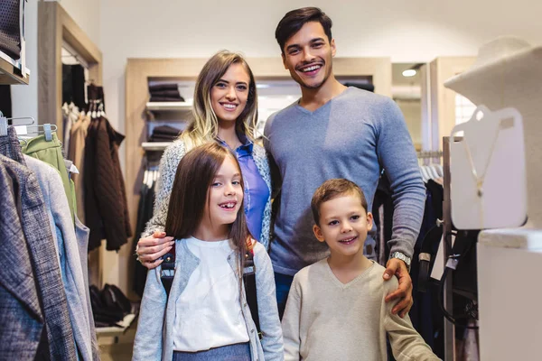 Familie winkelen voor kleding en op zoek gelukkig — Stockfoto