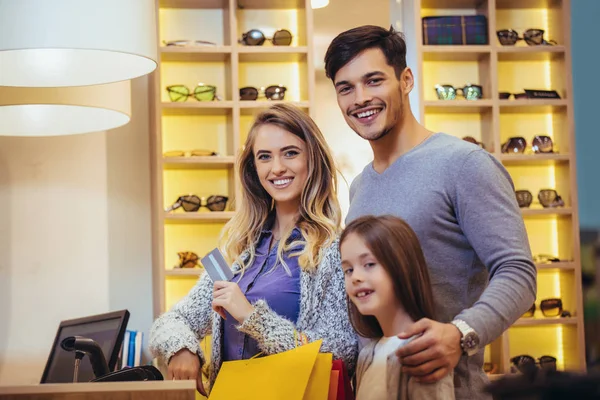 Familie winkelen voor kleding en op zoek gelukkig — Stockfoto