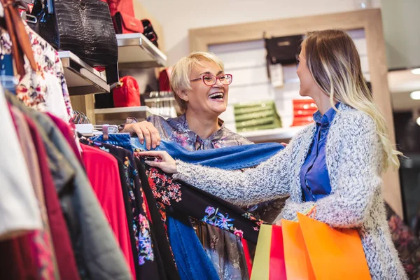 Matka i córka dorosły w centrum handlowego razem — Zdjęcie stockowe