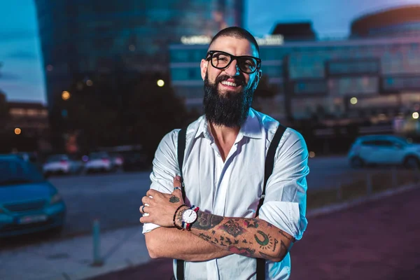 Homme d'affaires barbu hipster debout en plein air dans un immeuble de bureaux — Photo