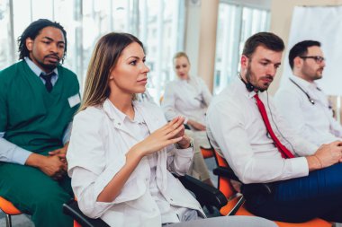 Mutlu doktor Hastanesi konferans salonunda seminer üzerinde grup