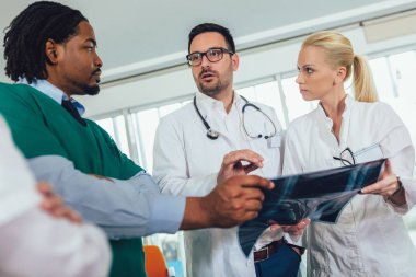 Sağlık görevlilerinin grup tartışmak x-ray tarama