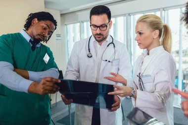 Sağlık görevlilerinin grup tartışmak x-ray tarama