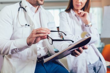 Tıbbi kaydın doldurulması. Doktorlar tıbbi vaka hakkında tartışıyor.