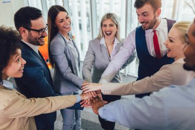 Kendi elleriyle birlik birlikte gösterilen büyük iş takım. Sel