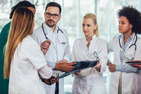 Group of medics discuss x-ray scan — Stock Photo, Image