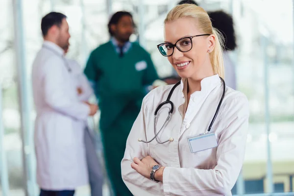 Porträt einer attraktiven Ärztin auf dem Krankenhausflur — Stockfoto