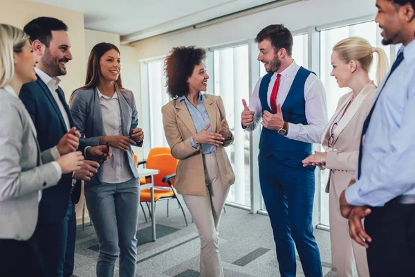 Equipo de negocios teniendo una reunión de pie en la oficina. Selectivo — Foto de Stock