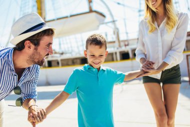 Eğleniyor, denizin kenarında yaz zaman zevk mutlu aile.