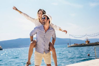 Denizin kenarında yaz zaman zevk aşk, Çift.