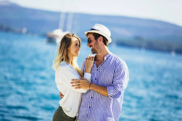 Pareja enamorada, disfrutando de la hora de verano junto al mar . — Foto de Stock