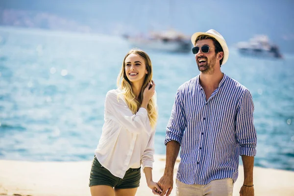 Pareja enamorada, disfrutando de la hora de verano junto al mar . —  Fotos de Stock