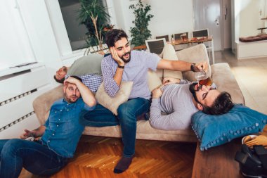 Harika bir partiydi! Sarhoş adamlar gece olaylar o sonra uyuyor