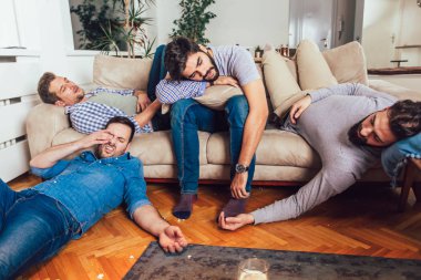 Harika bir partiydi! Sarhoş adamlar gece olaylar o sonra uyuyor