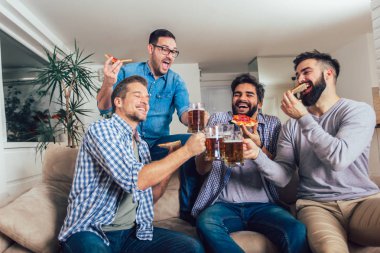 Dört erkek arkadaş grup bira içme ve Hom pizza yeme