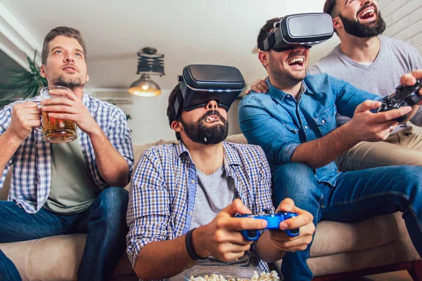 仮想現実のメガネでビデオゲームをプレイする幸せな友人 - — ストック写真