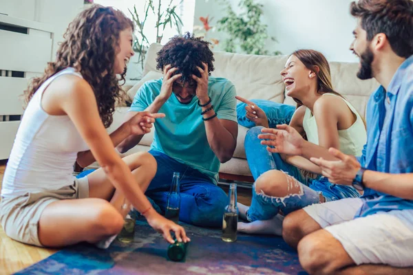 Grupo de jóvenes amigos jugando a la verdad. Fiesta en casa. — Foto de Stock