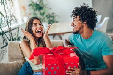 Erkek, evde kadınlara sürpriz bir hediye veriyor.