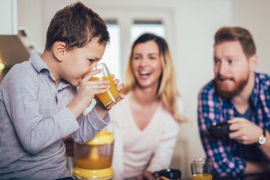 Mutlu aile mutfakta yemek hazırlıyor..