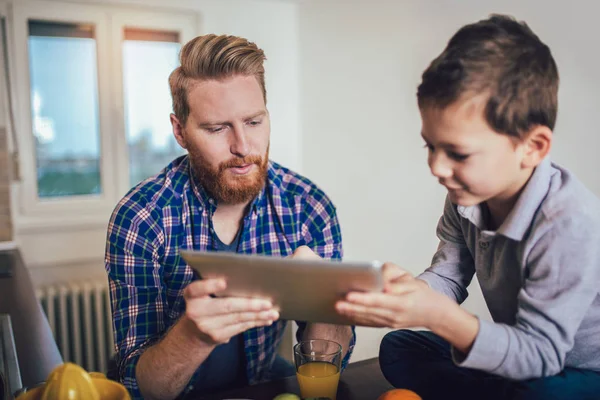 Father And Son Using Digital Tablet At Breakfast Table — Stock Photo, Image