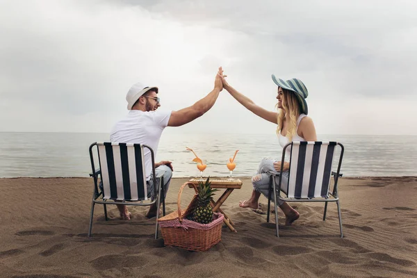 Casal em uma cadeira de praia relaxante. feliz casal desfrutar — Fotografia de Stock