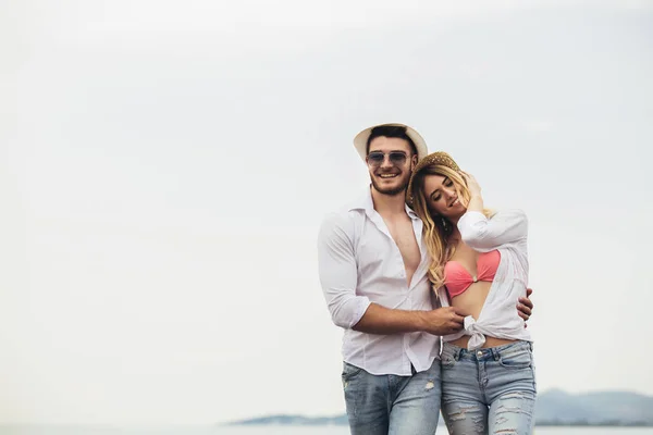 Liefhebbers van (echt) paar verliefd plezier daten op strand. — Stockfoto