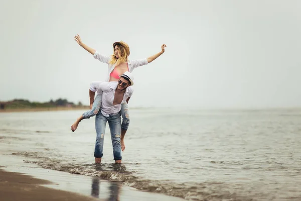 Casal feliz apaixonado em férias de verão de praia. Porco menina alegre — Fotografia de Stock