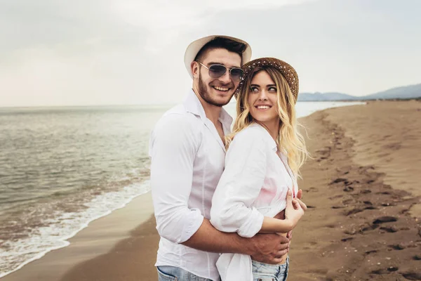 Amantes casal apaixonado se divertindo namoro na praia . — Fotografia de Stock