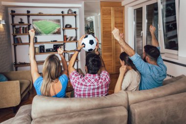 Mutlu arkadaş ya da tv ve celebra futbol izlerken futbol taraftarları