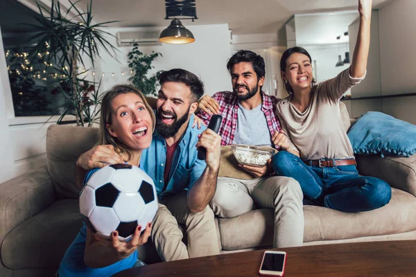 Boldog meg vagy szurkolók néz foci tv-és celebra — Stock Fotó